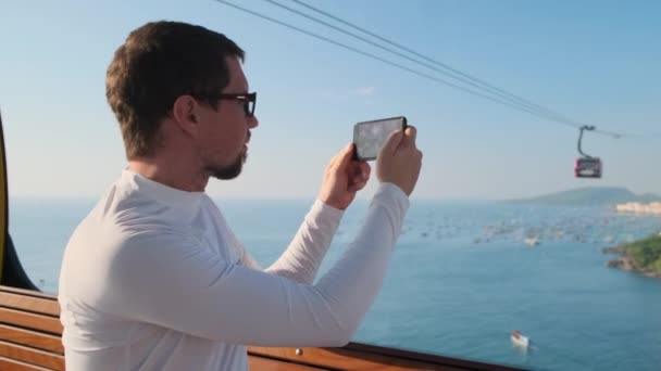 Viaje en Vietnam, centro turístico de moda Phu Quoc, hombre en cabina de teleférico más largo — Vídeos de Stock