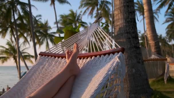 Relajarse en la hamaca en la playa del océano tropical — Vídeo de stock