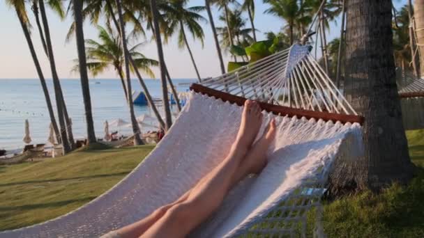 Genieten van eenzaamheid in hangmat aan zee — Stockvideo