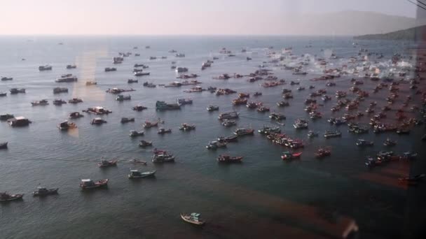 Barcos vietnamitas tradicionais perto da costa da ilha — Vídeo de Stock