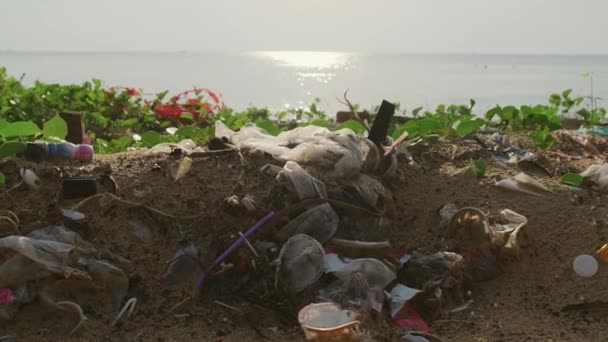 Odpad na pláži oceánu — Stock video