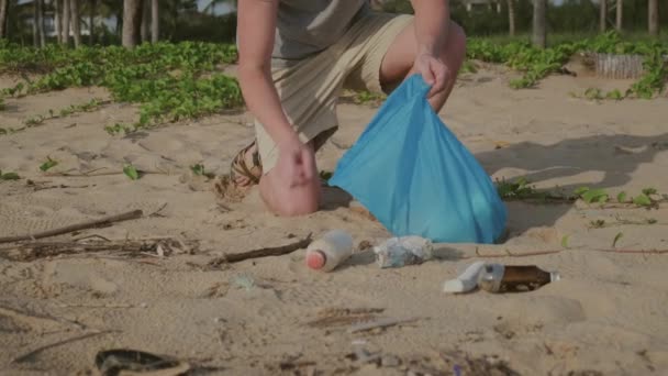 Hombre voluntario recogiendo basura en la playa — Vídeos de Stock