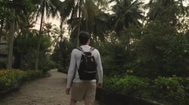 Yeşil parkta eğlenceli ve rahatlatıcı bir yürüyüş.