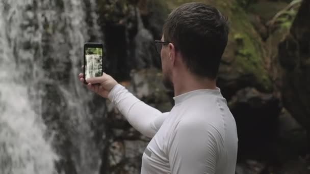 Capturar la belleza de la naturaleza con un smartphone — Vídeo de stock