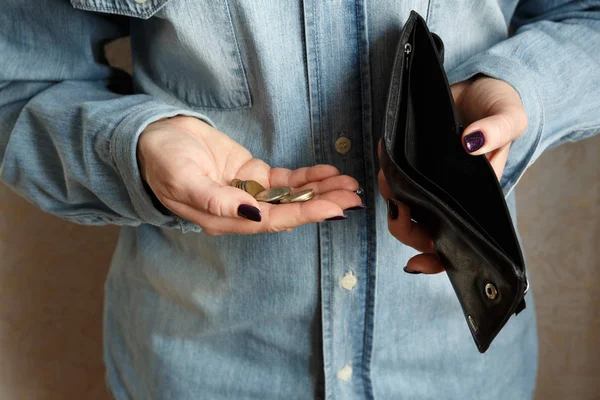 Onun elinde küçük bir şey görünüyor