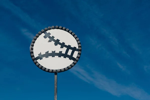 Mavi gökyüzü arka plan üzerinde oturum