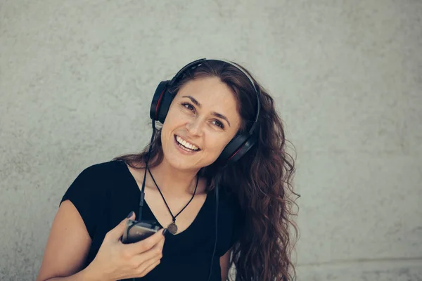 Kulaklıkla müzik dinleyen kız