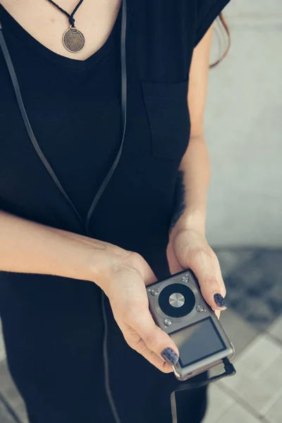 Elindeki kız oyuncuyu tutar.