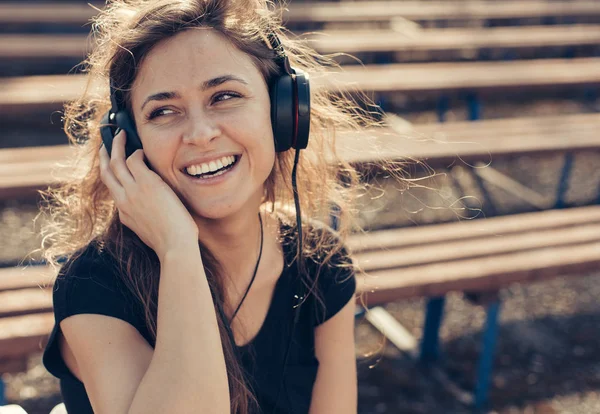 Neşeli kız müzik dinliyor.