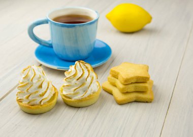 Mavi bir fincan çay