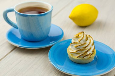 Mavi bir fincan çay