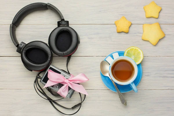 Çay bir mavi Kupası ve kulaklık ile bir oyuncu