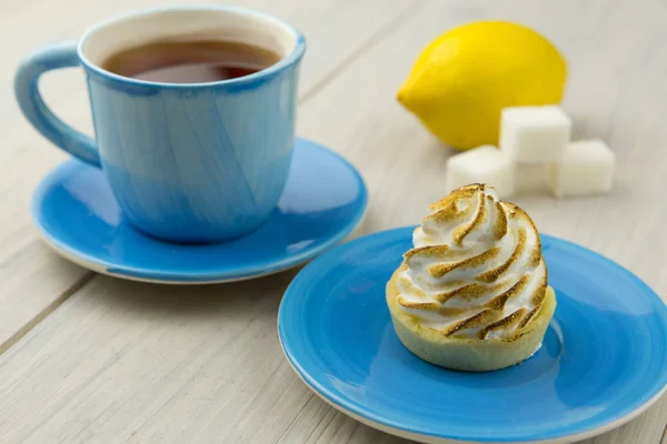 Mavi bir fincan çay