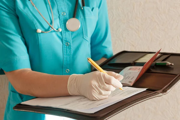 Doktor belgelerde doldurur