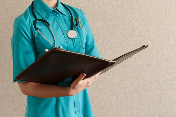 Belgeler klasörüyle doktor tutar