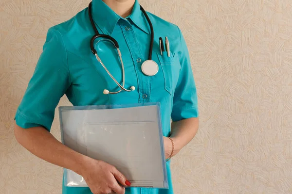 Doktor belgeler okur