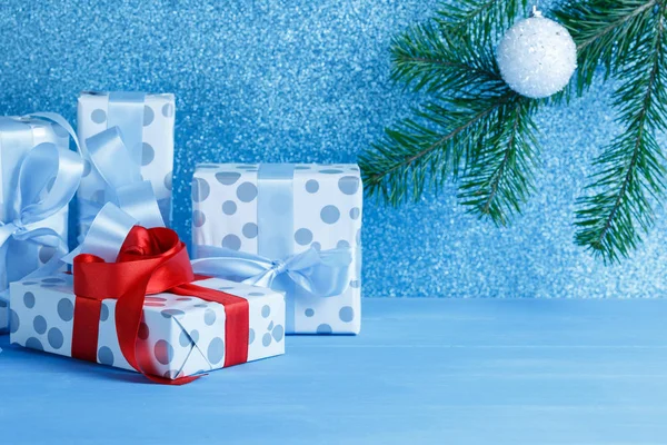 Mavi bir masada hediye kutusunda bir kutu var. Hediye, sürpriz, yeni yıl hediyesi.,