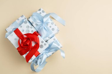 Masada kurdeleyle bağlanmış güzel paketler.