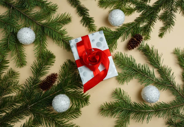 Masada kurdeleyle bağlanmış güzel paketler.