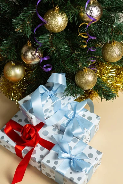 Noel ağacının altında yeni yıl hediyeleri