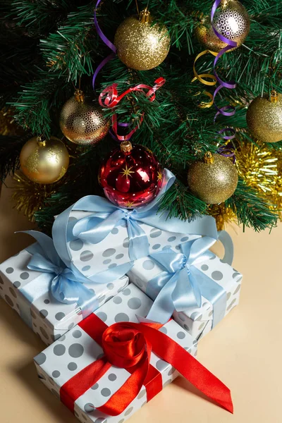 Noel ağacının altında yeni yıl hediyeleri