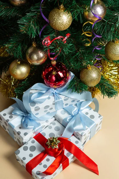 Noel ağacının altında yeni yıl hediyeleri