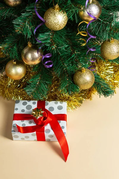 Noel ağacının altında yeni yıl hediyeleri