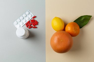 İlaçlar ve taze meyvelerin üst görünümü