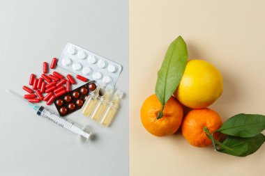 İlaçlar ve taze meyvelerin üst görünümü