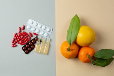 İlaçlar ve taze meyvelerin üst görünümü