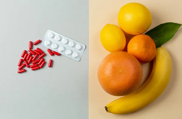İlaçlar ve taze meyvelerin üst görünümü