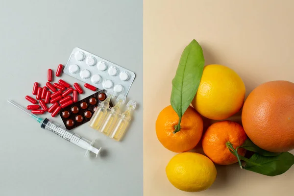 İlaçlar ve taze meyvelerin üst görünümü