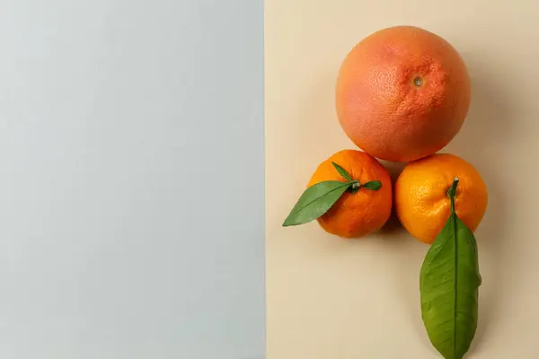 Üst görünüm, arka planda olgun meyveler