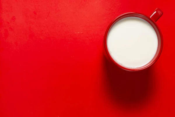 Renkli arka planda sütlü büyük bir karışım.