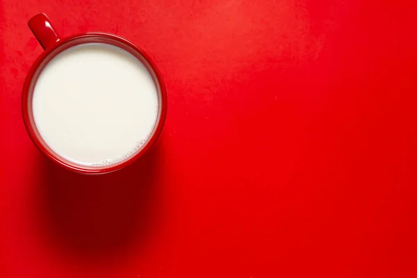 Renkli arka planda sütlü büyük bir karışım.