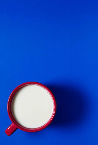 Renkli arka planda sütlü büyük bir karışım.