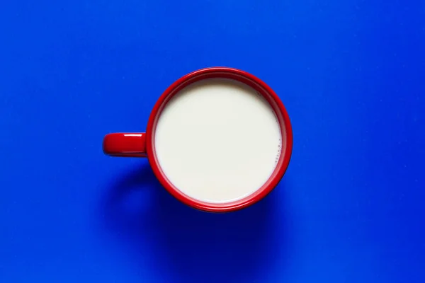 Großer Brei Mit Milch Auf Farbigem Hintergrund — Stockfoto