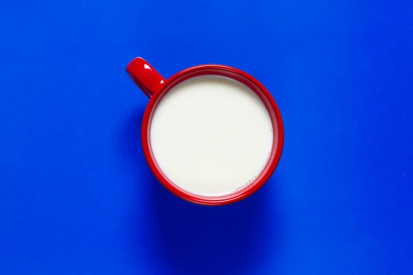 Renkli arka planda sütlü büyük bir karışım.