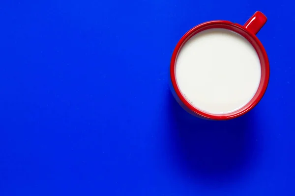 Renkli arka planda sütlü büyük bir karışım.