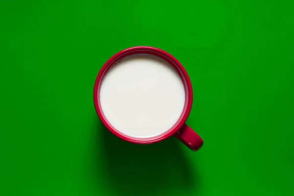 Renkli arka planda sütlü büyük bir karışım.