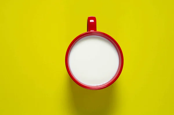 Renkli arka planda sütlü büyük bir karışım.