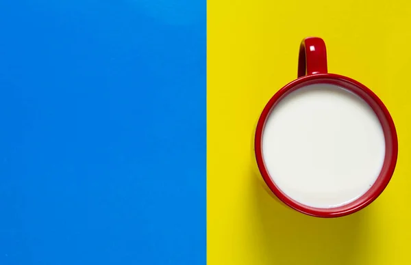 Renkli arka planda sütlü büyük bir karışım.