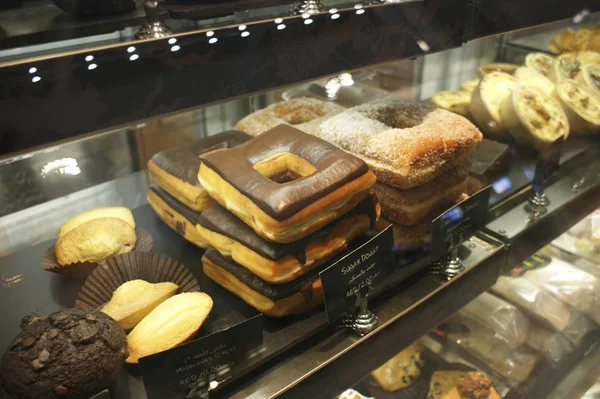Pasteles dulces vendidos en un café en la ventana — Foto de Stock