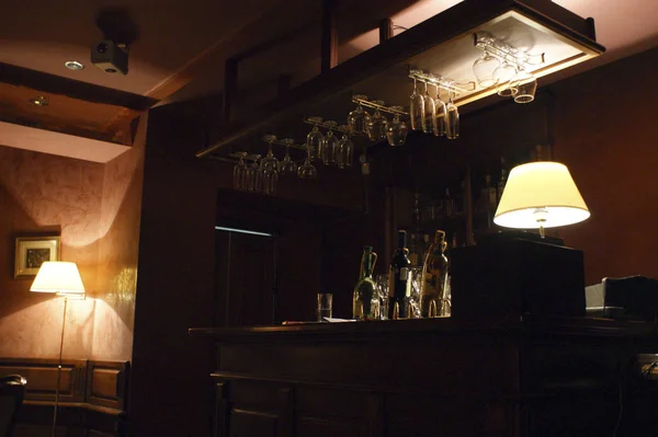 Пустой бар ночью — стоковое фото