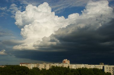 büyük gök gürültülü bulut