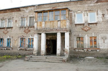 Sovyet döneminden kalma sütunlarla yıkılan eski iki katlı bina.