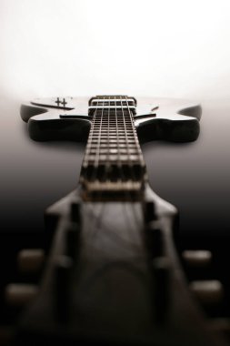 Elektro gitar masanın üzerinde yatıyor.