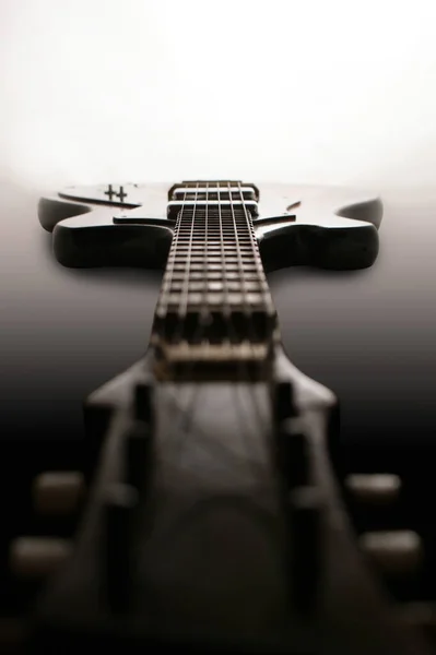 Guitarra Eléctrica Encuentra Sobre Mesa — Foto de Stock