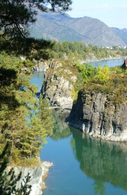 Dağlarda dolambaçlı bir nehir