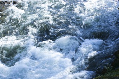 Kaynar suyu olan bir dağ nehri.